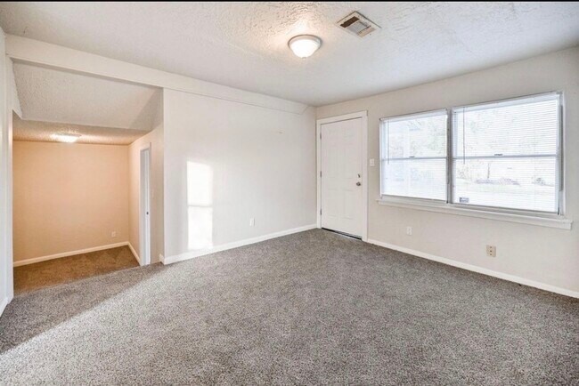 Building Photo - 9306 Chesterfield Dr