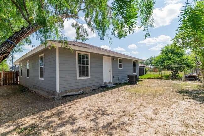 Building Photo - 228 E St John Dr