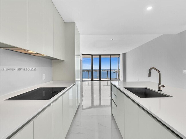 Building Photo - 700 NE 24th St