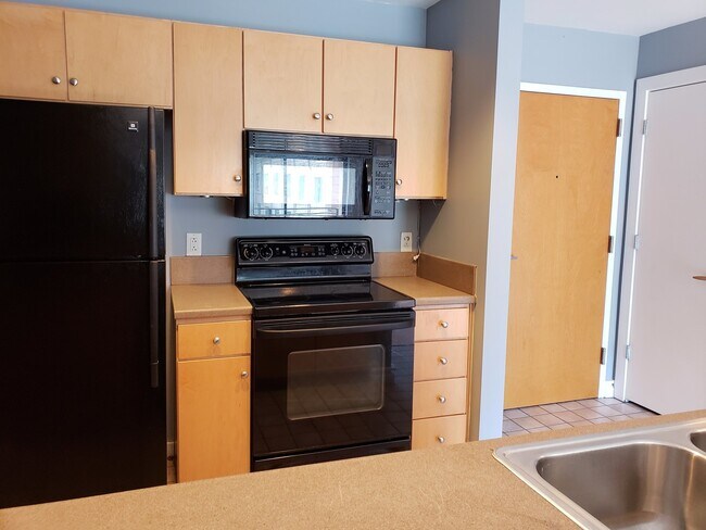 Building Photo - 1 bedroom condo conveniently located in up...