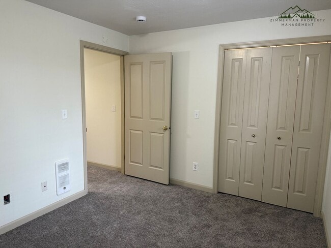 Building Photo - Updated 2 Bedroom, 2 bath Duplex in Springfield