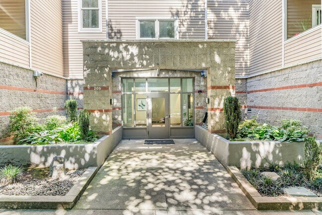 Building Photo - Riverplace Condominiums - 1 bed/1 bath corner unit w/parking/storage/balcony/fireplace