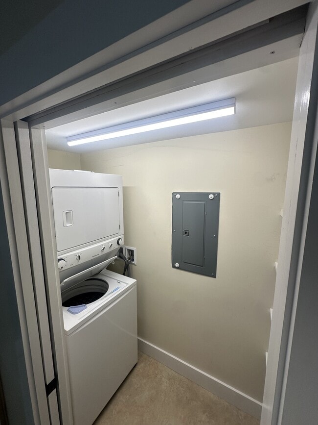 Building Photo - 799 River Rd