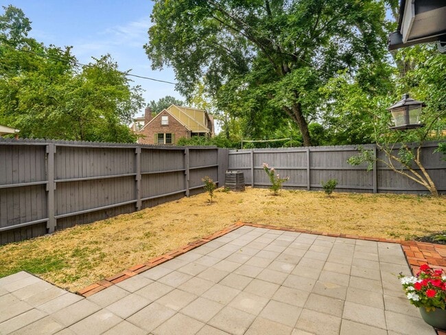 Building Photo - Awesome 2BE/1.5BA duplex in fantastic location in Nashville!