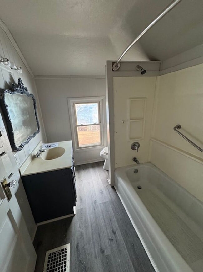 Building Photo - 3011 Hoagland Ave