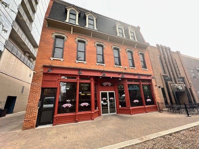 Building Photo - 118 S Dubuque St