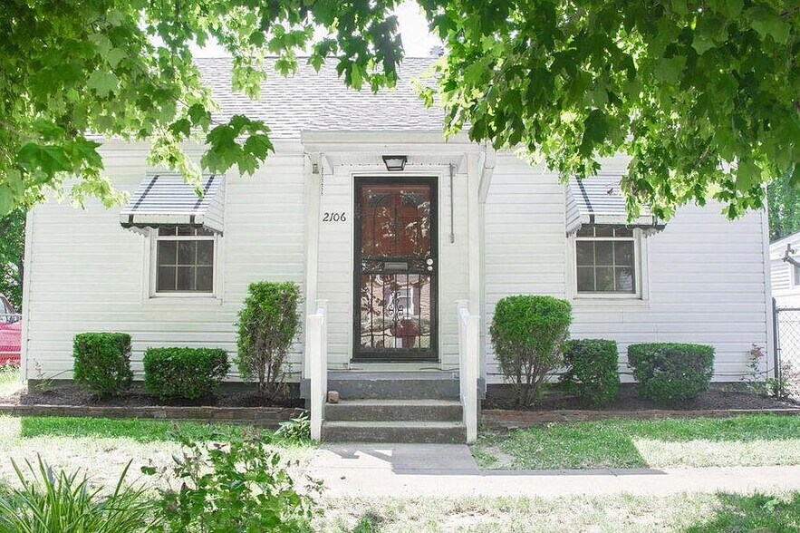 Building Photo - 2106 Fort St