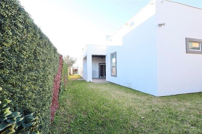 Building Photo - 28 Grovewood Ave