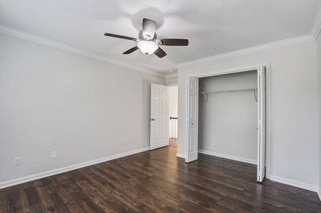 Building Photo - 207 N Pembroke Dr