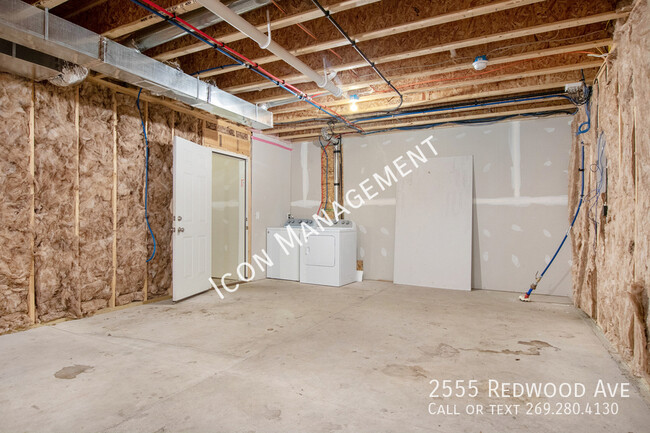 Building Photo - 2555 Redwood Ave