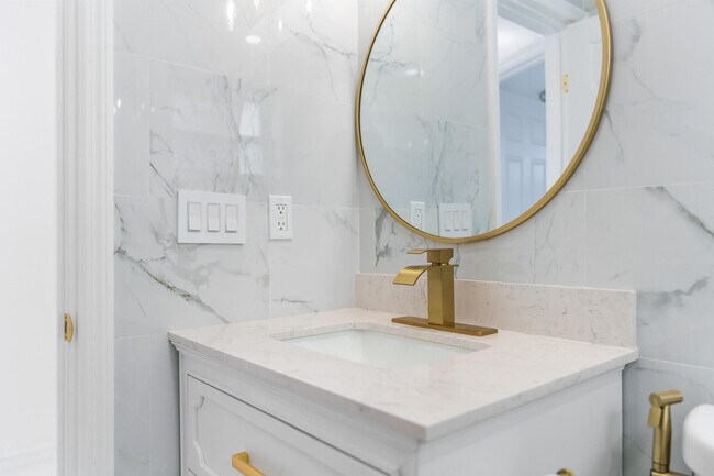 Building Photo - 201 NE 28th Ct