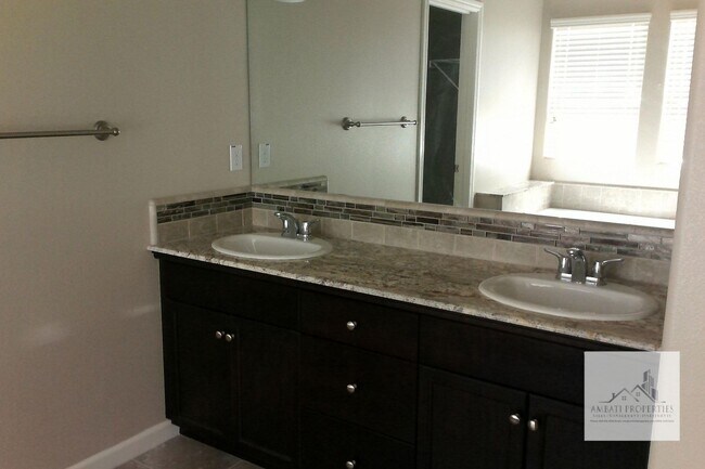Building Photo - Beautiful 3 Bedroom Home in Harlan Ranch
