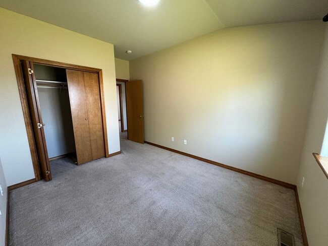 Building Photo - 4 Bedroom, 2 Bath House! Available to Rese...
