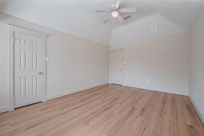 Building Photo - 2727 Raintree Dr