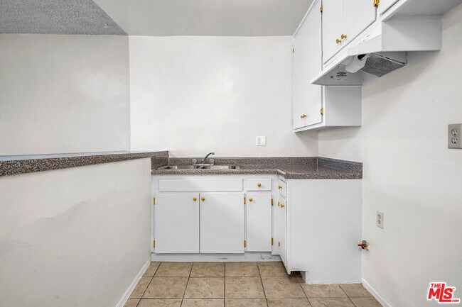 Building Photo - 4956 Romaine St