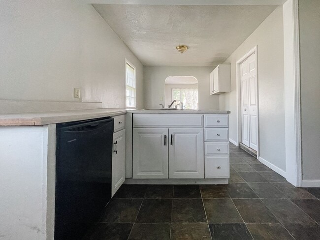 Building Photo - 4 Bed 2 Bath