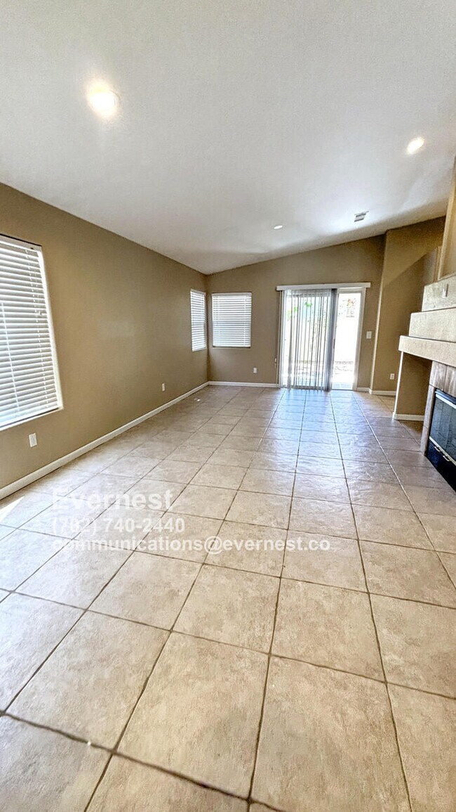 Building Photo - Lovely 3-Bedroom Home with Fireplace and M...