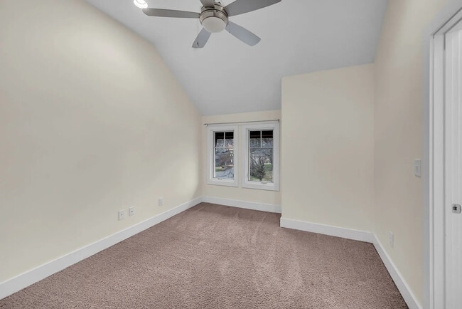 Building Photo - 921 Hillview Heights