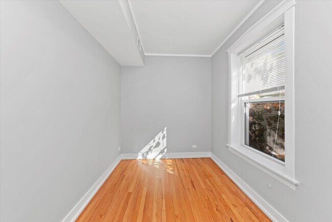 Building Photo - 4821 N Washtenaw Ave