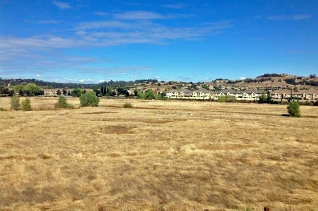 Building Photo - Beautiful 3 Bedroom, 3.5 Bathroom 2,350 Sq...