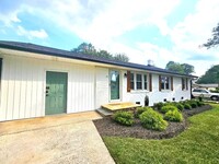 Building Photo - 3 Bedroom home minutes from Prisma Health ...