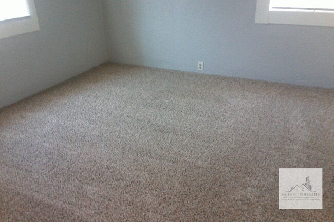 Building Photo - Cute Traditional. 3 Bedroom 1 bath home in Tower District.