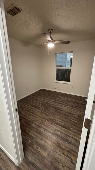 Building Photo - 863 Anahuac Ave