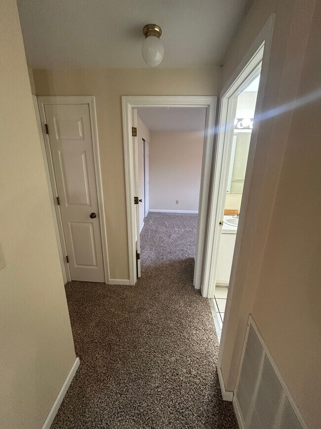 Building Photo - Two Bedroom One Bathroom Duplex For Rent in Bellingham