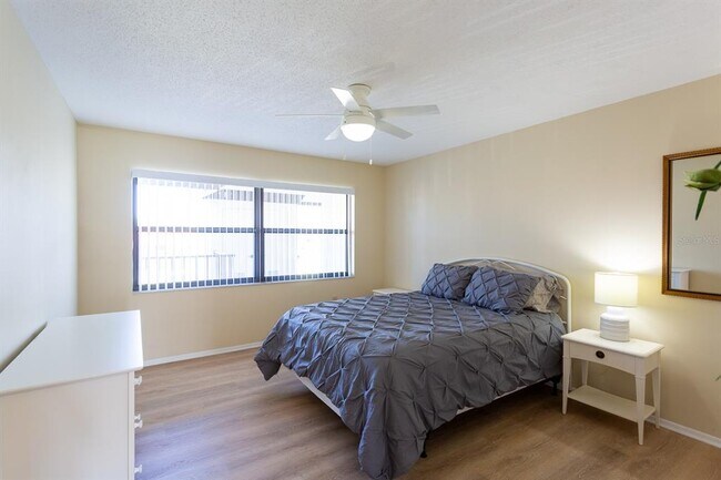 Building Photo - 5630 Golf Pointe Dr