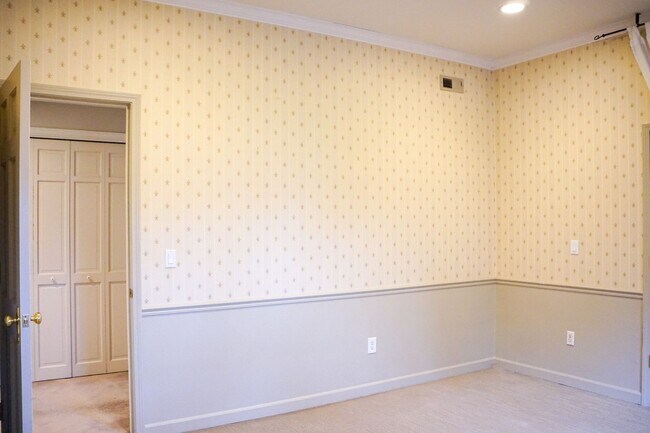 Building Photo - FREE PARKING! Spacious Nob Hill Historic Property with a Fireplace & Vintage Details!