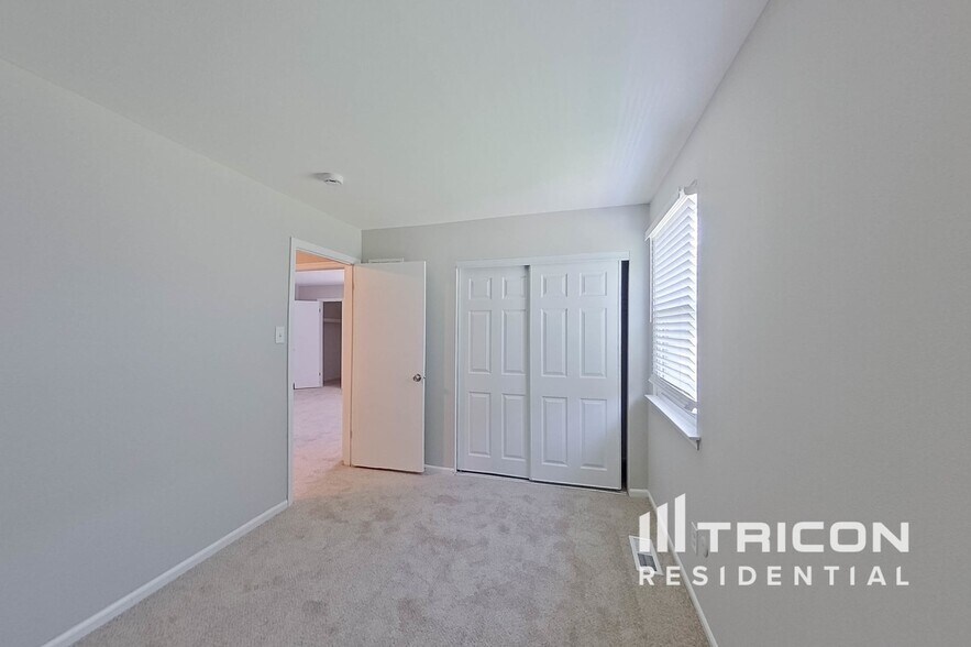 Building Photo - 381 Fieldstone Ct