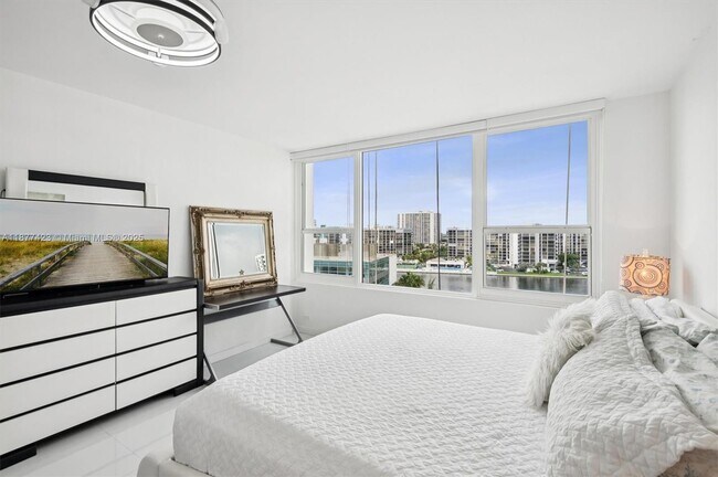 Building Photo - 3505 S Ocean Dr