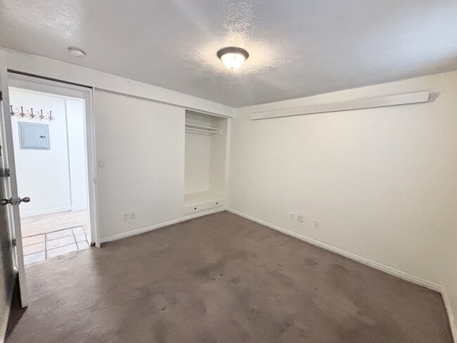 Building Photo - 517 E 500 S
