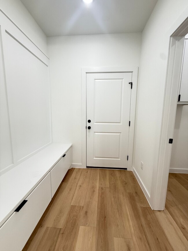 Building Photo - 2102 Norwich Ave