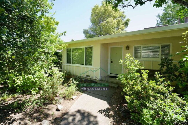Building Photo - 868 Las Pavadas Ave