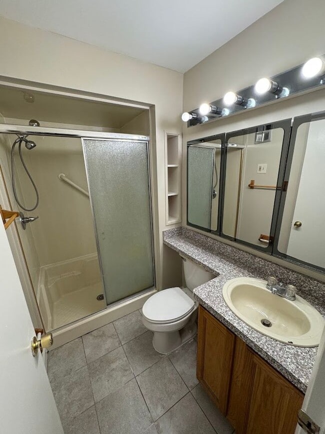 Building Photo - 3 bed 1 bath bungalow with garage and base...