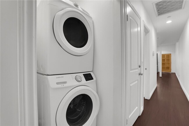 Building Photo - 2718 W Grand Ave