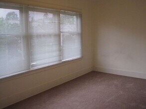 Building Photo - Live in Wallingford and Be Close to Everything!
