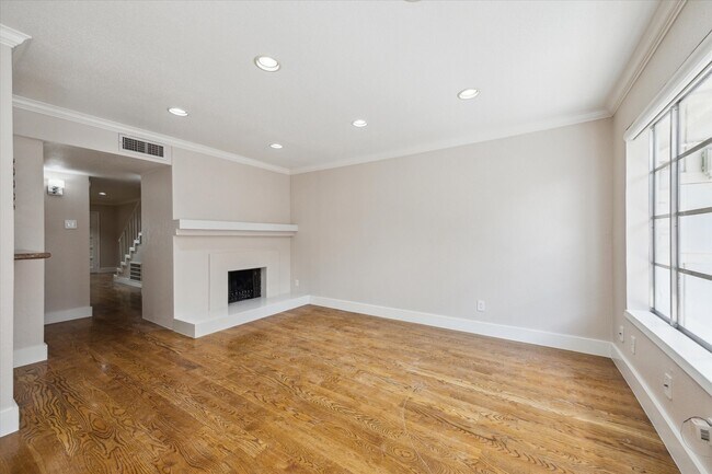 Building Photo - 8978 Chatsworth Dr