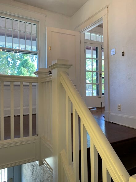 Entry - 3639 Amberson Ave