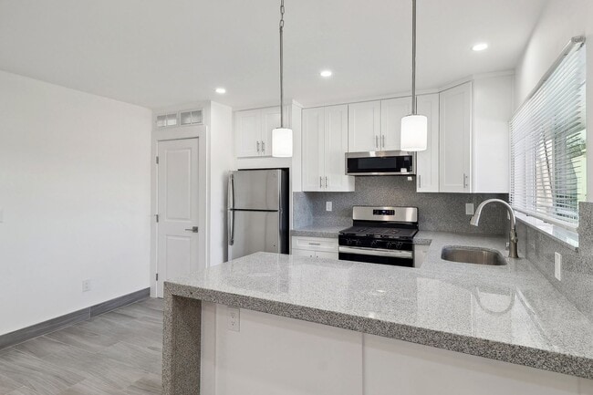 Building Photo - 340 N 1st St