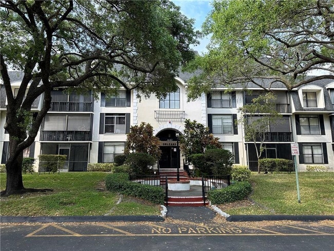 Building Photo - 3680 Inverrary Dr