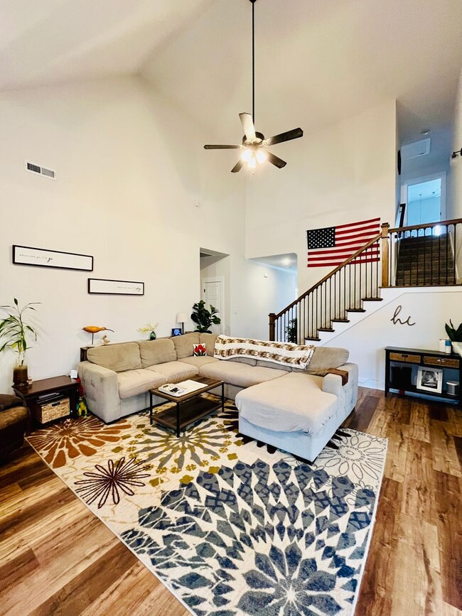 Building Photo - Georgous Large Open Floor Plan Home with Easy Commute to Nashville