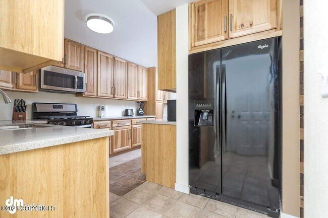 Building Photo - Furnished 3bed/1.5 bath near shopping and more!