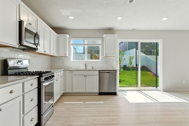 Building Photo - Beautifully Maintained Home in Coveted HOA...
