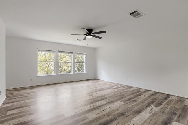 Building Photo - 512 Woodford Dr