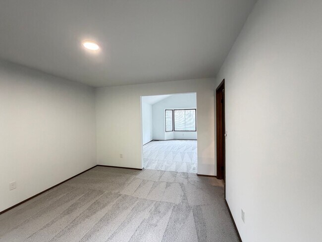 Building Photo - Saratoga Reach Beauty: Updated 4BR Home with Deck, Fireplace & Prime Mukilteo Location