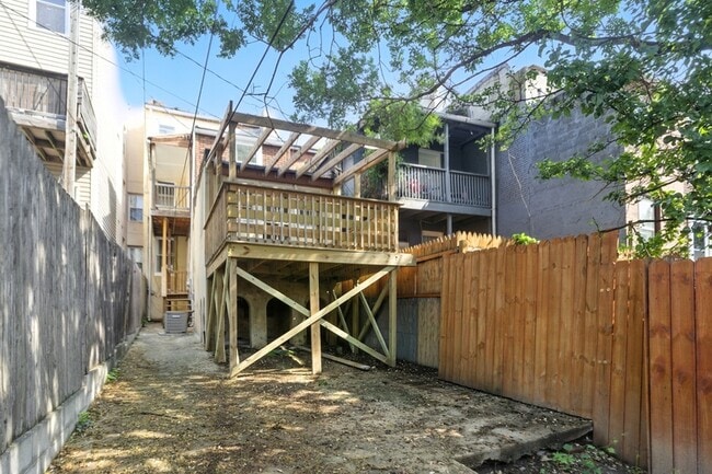 Building Photo - 877 W Lombard St