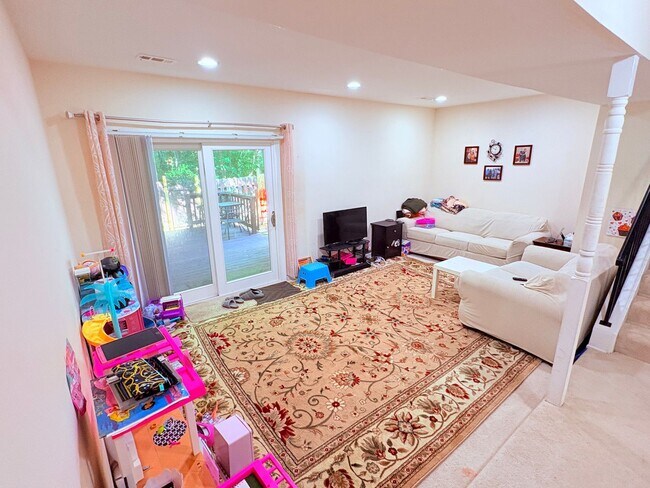 Building Photo - Beautifully updated 3BR/2.5BA townhome in ...