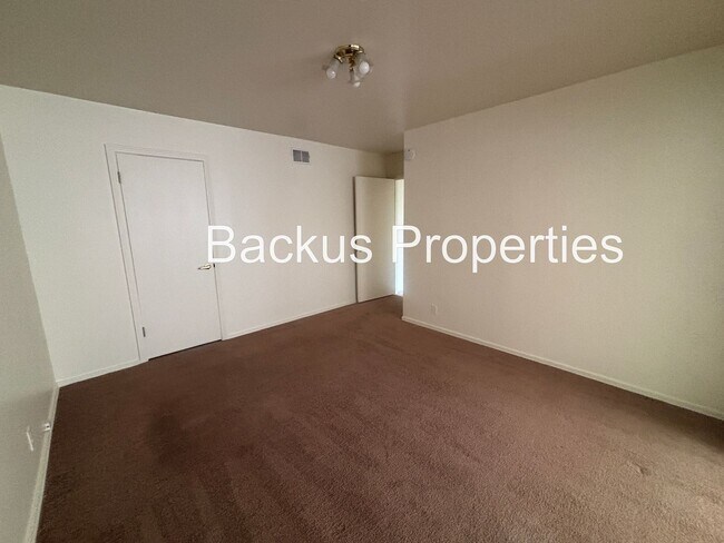 Building Photo - Great one level three bedroom home in South Salinas